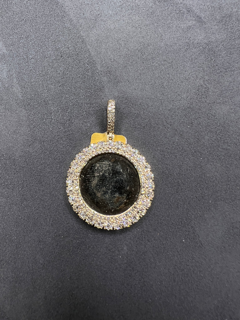 Yellow gold picture pendant