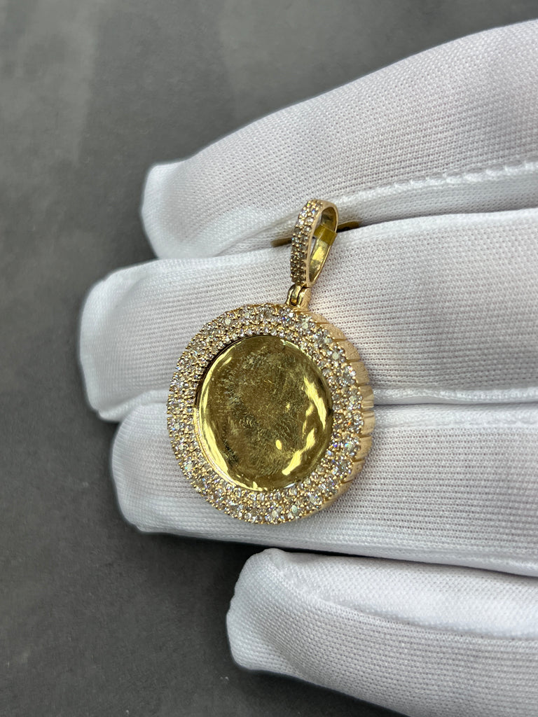 Yellow gold picture pendant